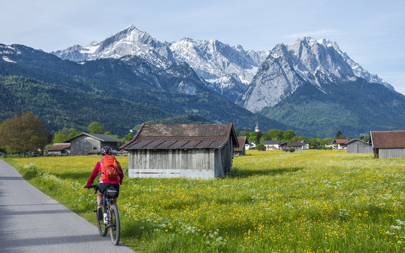 Seniorin unterwegs mit dem Mountainbike im Werdenfelser Land,Bayern,Deutschland