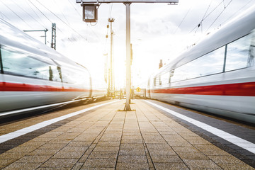 Obraz premium Pociągi odjeżdżają ze stacji we Frankfurcie