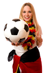 Junge Frau mit Fussball zeigt Daumen hoch 