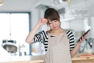 エプロン姿の女性・カフェ