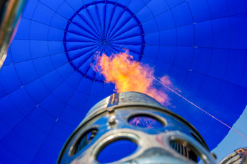 ogień z palnika gazowego wewnątrz balonu na gorące powietrze