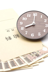 時計と給料袋