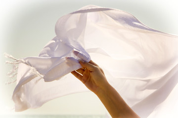 Hand mit Tuch im Sonnenlicht