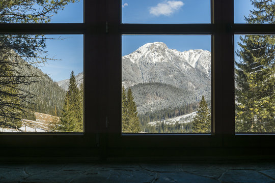 Fototapeta View through the window of the mountain hut to the top - Kominiarski Wierch.
