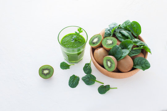 glass of green smoothie