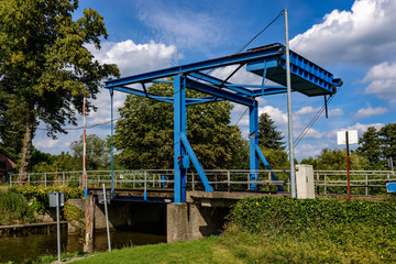 Technisches Baudenkmal: Zugbr&uuml;cke &uuml;ber den Gro&szlig; K&ouml;ris&lsquo;schen Kanal zwischen Gro&szlig;em Moddersee und Schulzensee. Bis Ende der 1970er Jahre wurde sie per Hand betrieben