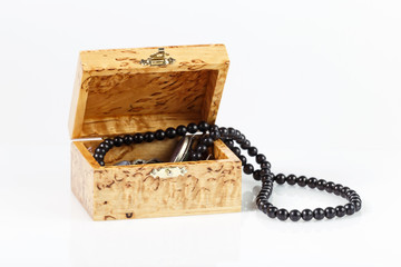 Шкатулка для драгоценностей из ценной породы  дерева и ожерелье из темного полудрагоценного камня 
