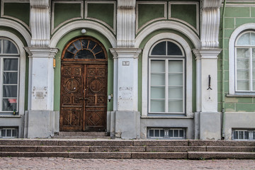 facciata con porta e finestra