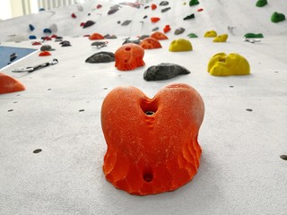 Kletterwand aus Froschperspektive mit Halterungen