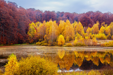 Obraz premium Lake in the mountains in the fall
