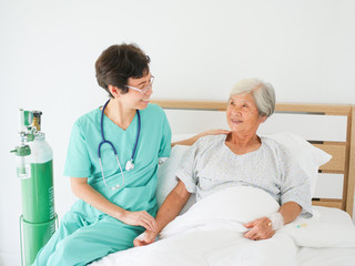 Obraz premium Asian old woman with doctor in the room hospital in happy mood