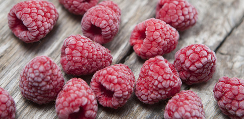 framboises surgelées sur fond de bois