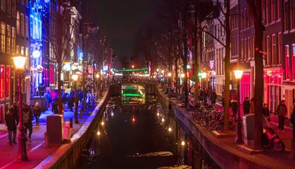 Poster Amsterdam rode wijk prostitutie wijk straat, gracht bij nacht © matousekfoto