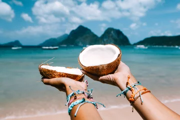  Meisje ontspannen op het tropische strand in Azië © Alena Ozerova