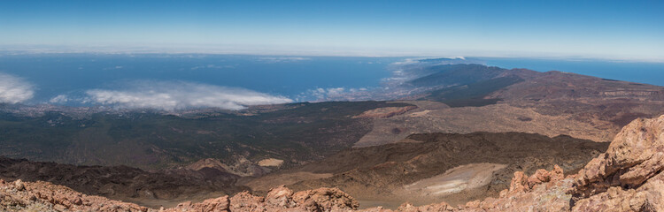 Fototapeta na wymiar Panoramablick von der Spitze des Teide Vulkans auf den nördlichen Teil der Insel Teneriffa
