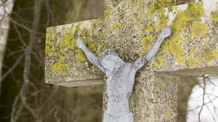 Roadside cross shrine in Poland in the winter - obrazy, fototapety, plakaty