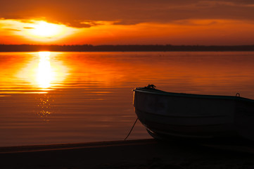 Zachód słońca nad jeziorem  © rafalslowikowski.pl