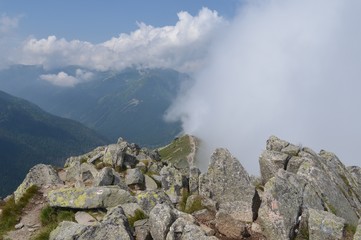Tatry, szlak graniowy z Kasprowego Wierchu częściowo we mgle