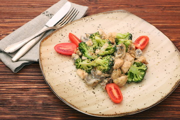 Stir fry with chicken, mushrooms and broccoli low carb high prot