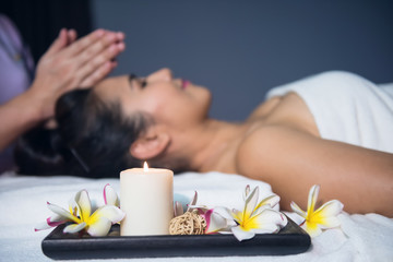 Obraz na płótnie Canvas Candle and flower for massage spa