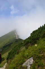 Szlak graniowy w Tatrach częściowo we mgle