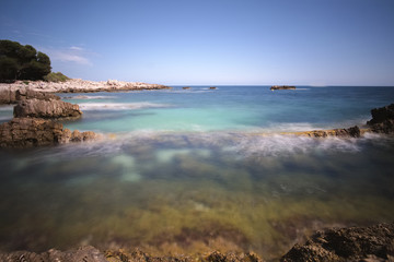 L'eau turquoise de la mer Méditerranée dans le sud de la France 