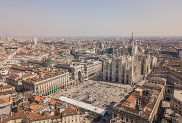 Naklejka premium Widok z lotu ptaka katedry w Mediolanie, Galleria Vittorio Emanuele II, Piazza del Duomo