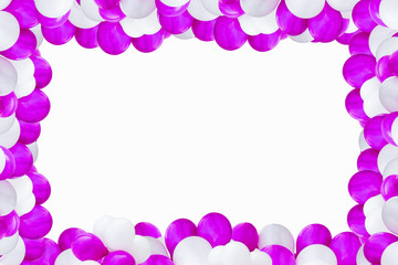 Weiße und violette Luftballon vor einem weißen Hintergrund