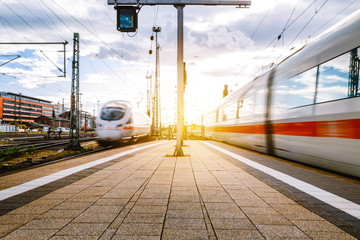 Züge fahren in den Frankfurter Bahnhof ein  - obrazy, fototapety, plakaty