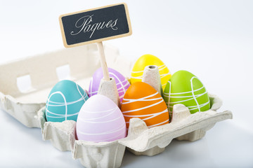 Pâques/oeufs décorés dans un porte oeufs