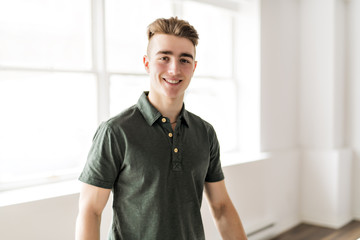 Obraz premium smiling man at home