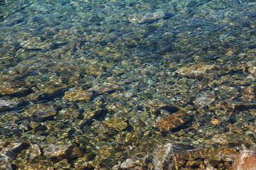 basso fondale con sassi