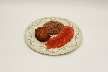 Kotlet z kaszą i pomidorami