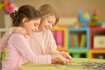 Fototapeta premium girls collecting puzzles