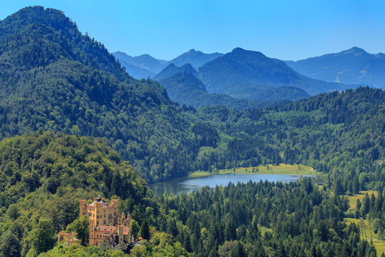 Blick vom Schlo&szlig; Neuschwanstein auf Hohenschwangau und den Schwansee