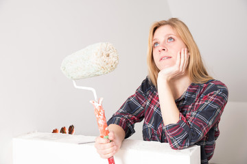 Frau beim Streichen, Haus renovieren 