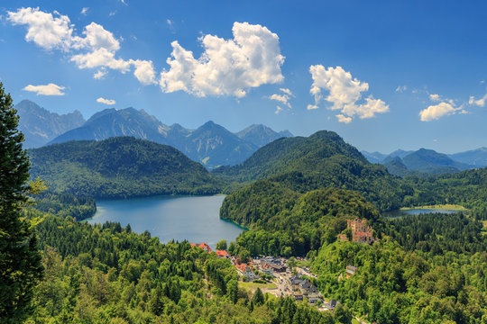 Blick vom Schloss Neuschwanstein auf den Alpsee und Schloss Hohenschwangau