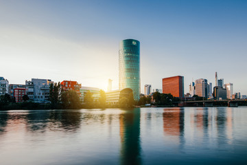 Frankfurt am Main Westhafen Tower mit Skyline im Hintergrund 