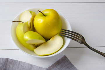 Fresh green apples in a white plate. The concept of healthy eating, vegetarianism, raw food, healthy eating, healthy snack, weight loss, diet