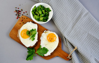 
Sandwich with Tasty Fried Egg Served on a Wooden Tray Parsley Pepper Grey Background Morning Concept Healthy Food Vegetarian Modern Lifestyle Copy Space
