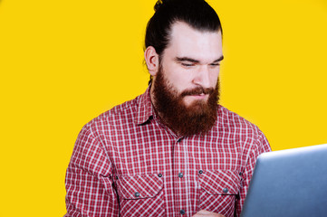 Obraz premium Man with beard working at his laptop