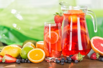 Fototapeta na wymiar Refreshing fruits juice with Fruits
