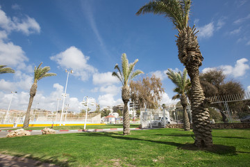 Obraz premium NAHARIYA, ISRAEL-MARCH 9, 2018: Place for walking on the Mediterranean coast in the town of Nahariya.