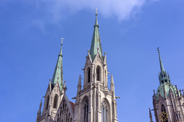 Obraz premium Germany, Bavaria, Munich, near Theresienwiese: Detail steeple of famous German St Paul's Church (Paulskirche) in the city cetner of the Bavarien capital with blue sky in the background.