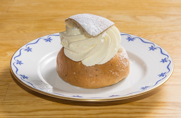 En god semla som fotats innan den avnjuts