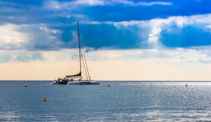 Корабль в море