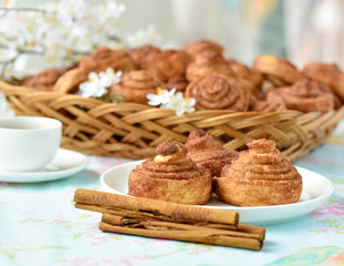 Cinnamon buns with tea and spring flowes