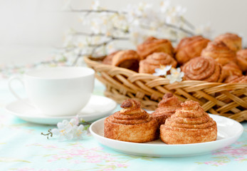 Cinnamon buns with tea and spring flowes