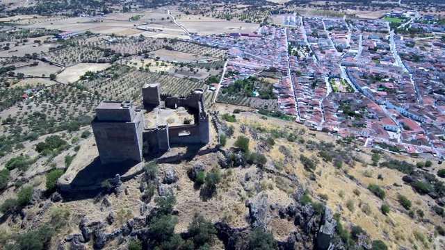Drone en Burguillos del Cerro, pueblo de Badajoz, en la comunidad autónoma de Extremadura, España. Video aereo con Dron