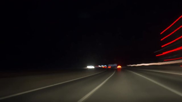 4K Time-Lapse. Luces y formas de coches circulando r&aacute;pidamente por una autov&iacute;a o autopista. 